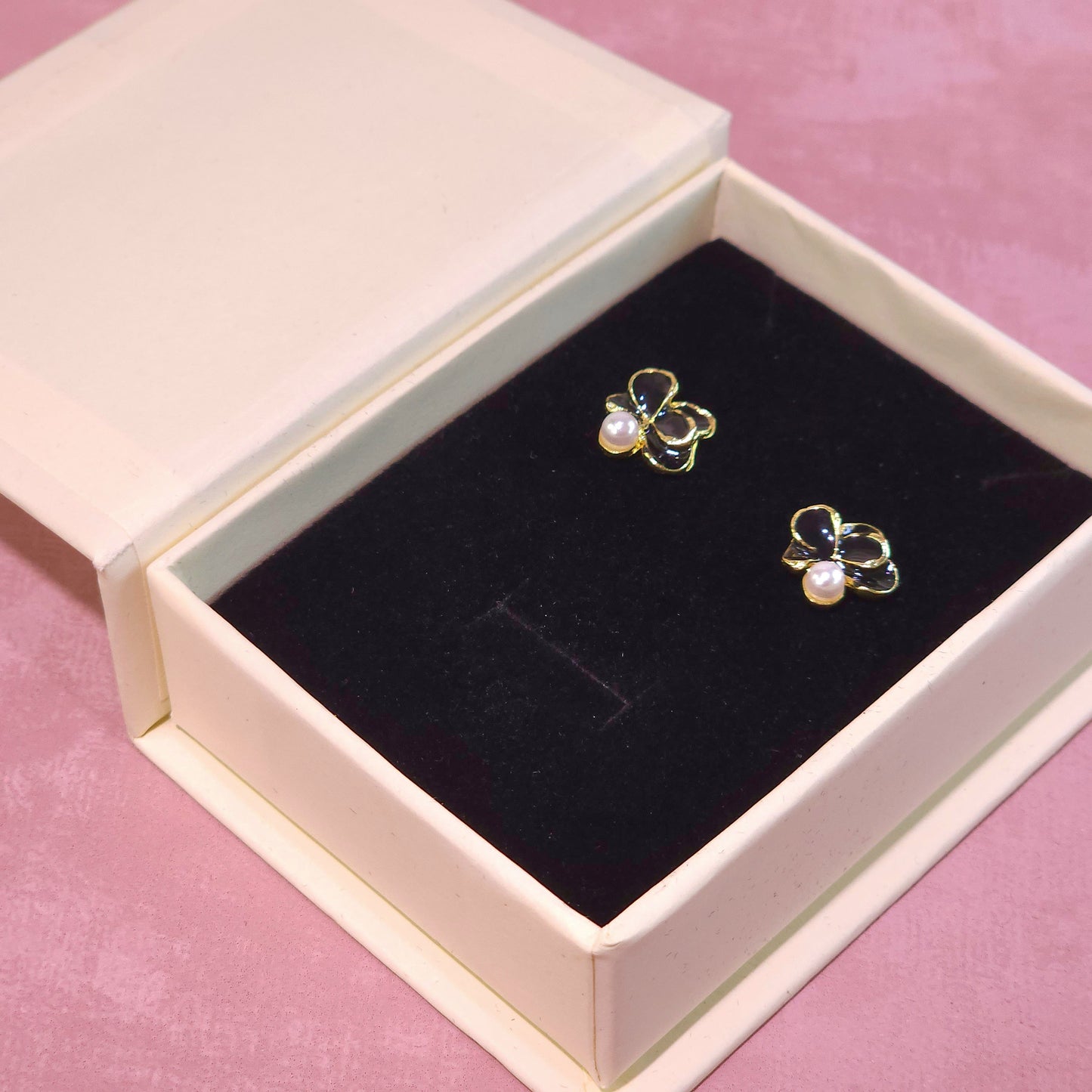 Earrings｜Midnight Bloom Pearl Floral Stud Earrings | Black Flower Earrings | Pearl Studs