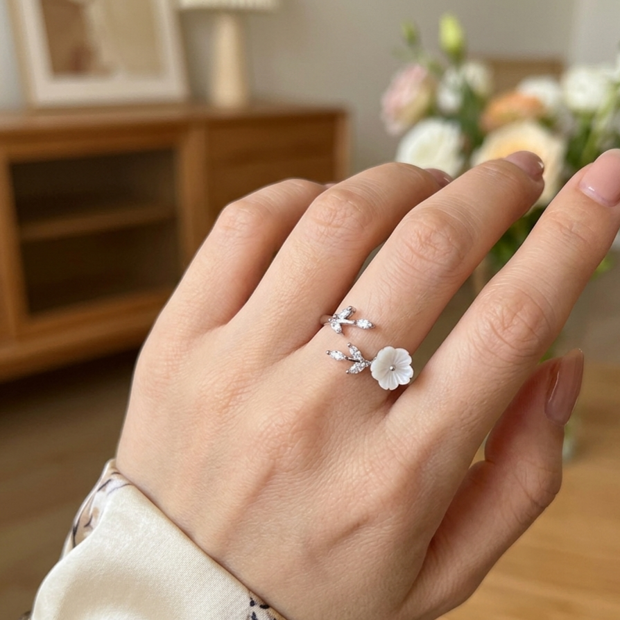 Ring｜Blooming White Floral Open Ring | Adjustable Statement Ring